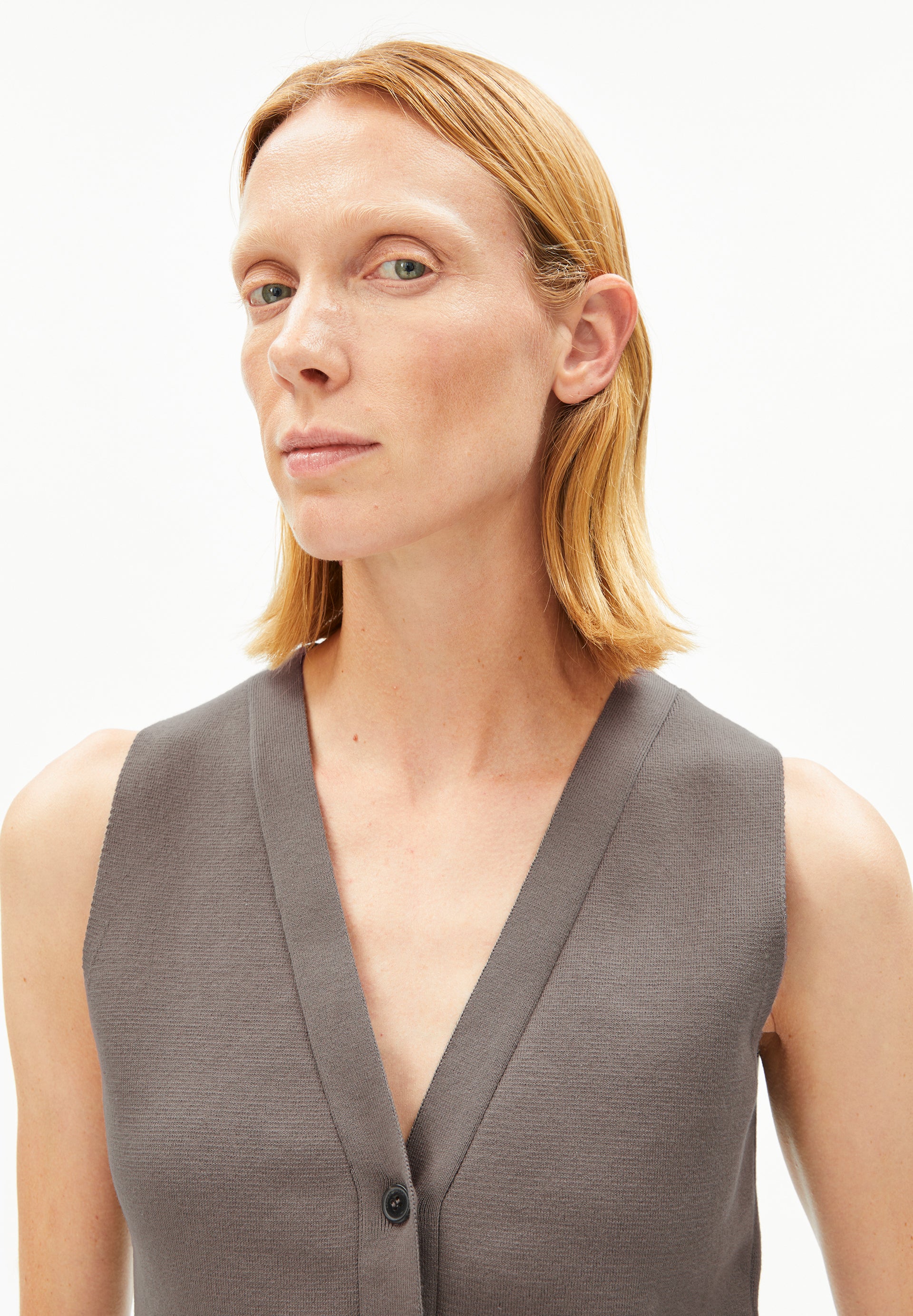 Compact Buttoned Knit Vest